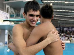 Germán Sánchez (izq.)  e Iván García, medallistas de oro en clavados sincronizados. MEXSPORT  /