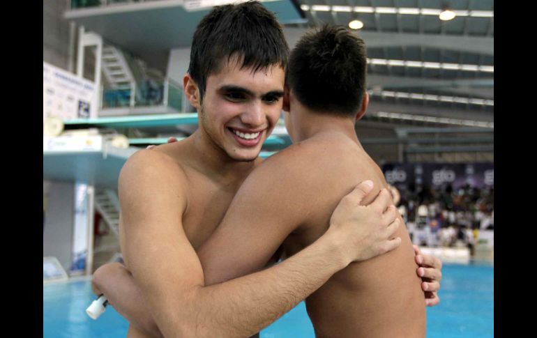 Germán Sánchez (izq.)  e Iván García, medallistas de oro en clavados sincronizados. MEXSPORT  /