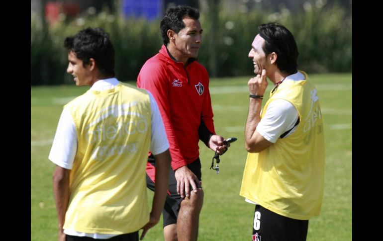 Benjamín Galindo (centro), técnico de Atlas, prepara el duelo ante los Tigres. MEXSPORT  /