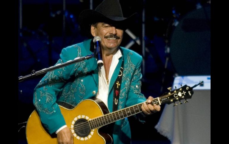 Pese al accidente, Joan Sebastian no cancelará ninguno de los conciertos que ya había agendado en fechas próximas. ARCHIVO  /