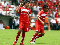 Antonio Naelson (izq.) en el partido contra Estudiantes. MEXSPORT  /