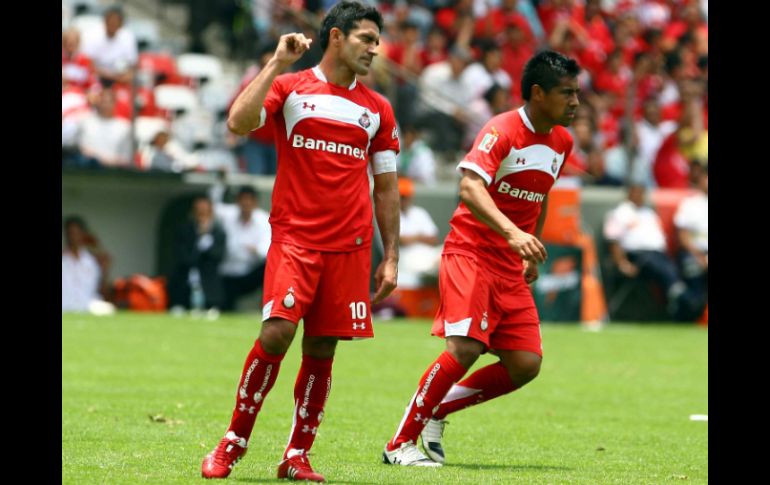 Antonio Naelson (izq.) en el partido contra Estudiantes. MEXSPORT  /