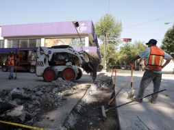 La obra de pavimentación con concreto hidráulico continúa este martes. A. CAMACHO  /