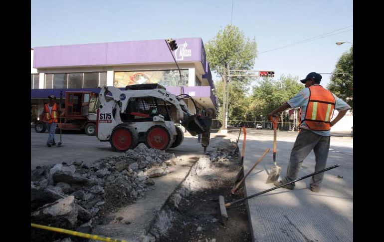 La obra de pavimentación con concreto hidráulico continúa este martes. A. CAMACHO  /