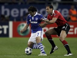 El español Raúl González (izq.) espera poder revertir el marcador ante el 'ManU' en el partido de vuelta. REUTERS  /