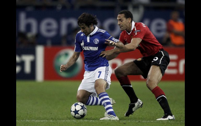 El español Raúl González (izq.) espera poder revertir el marcador ante el 'ManU' en el partido de vuelta. REUTERS  /