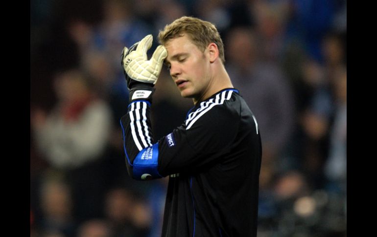 El portero de Schalke 04, Manuel Neuer en el encuentro de hoy contra Manchester United. AP  /