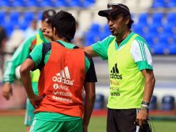 El estratega del “Tri” Sub-17, Raúl Gutiérrez (der.), da indicaciones durante el entrenamiento en el Estadio La Corregidora.  /