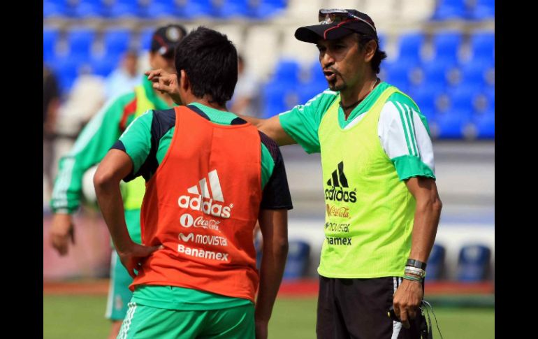 El estratega del “Tri” Sub-17, Raúl Gutiérrez (der.), da indicaciones durante el entrenamiento en el Estadio La Corregidora.  /