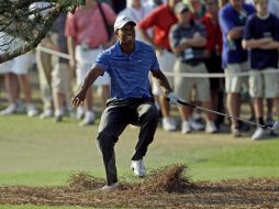 Este fue el momento en el que Woods se lesionó la rodilla izquierda en el Masters de Augusta. AP  /