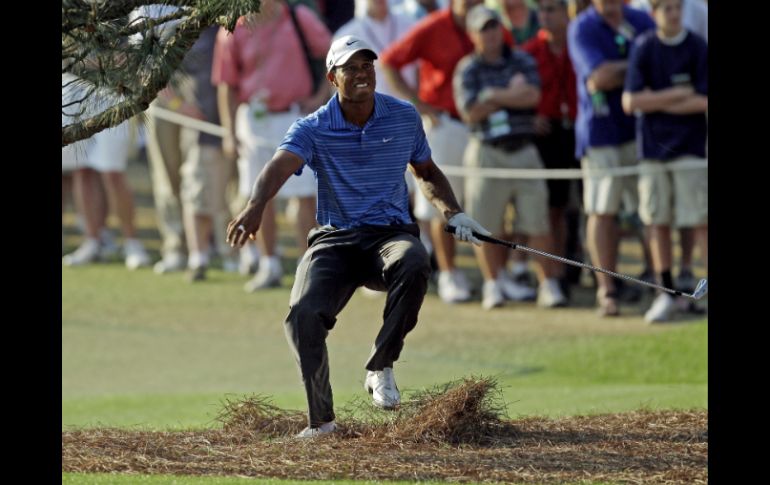 Este fue el momento en el que Woods se lesionó la rodilla izquierda en el Masters de Augusta. AP  /