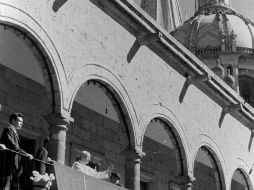 Karol Wojtyla asoma al balcón de la Catedral en la visita que realizó el 30 de enero de 1979 a Guadalajara. ARCHIVO  /