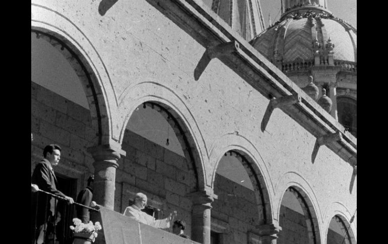 Karol Wojtyla asoma al balcón de la Catedral en la visita que realizó el 30 de enero de 1979 a Guadalajara. ARCHIVO  /