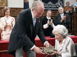 La escritora recibe el galardón de manos del rey Juan Carlos. AP  /