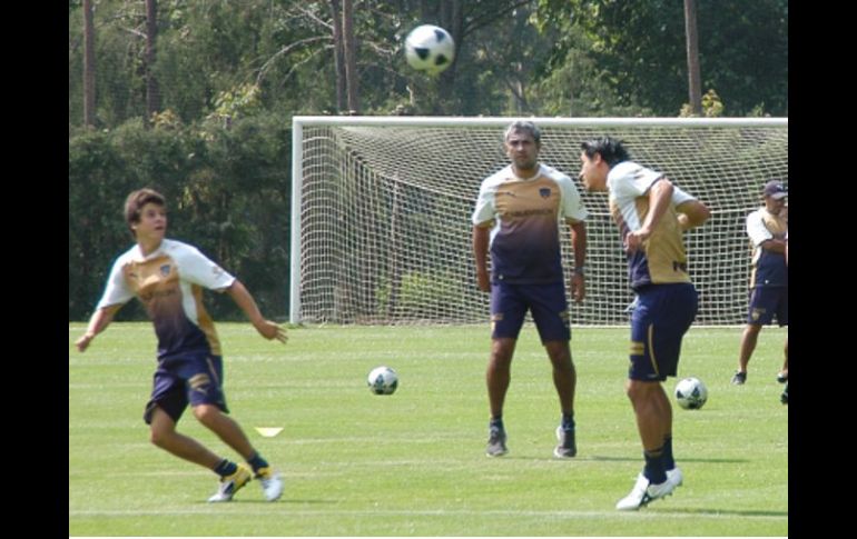 Los jugadores de Pumas se preparan para recibir al club América, en busca de dejarlo fuera de la Fiesta Grande del Clausura 2011. NTX  /