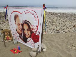 frente de una gran fotografía del príncipe y su novia, se llevóa  acabo un ritual. AP  /