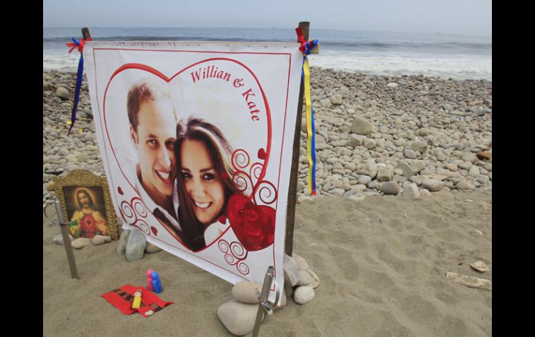 frente de una gran fotografía del príncipe y su novia, se llevóa  acabo un ritual. AP  /