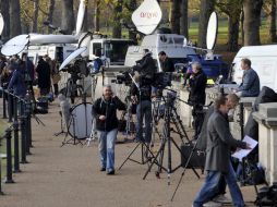 Los medios de comunicación han montado un cerco en Londres, a la espera de que se lleve a cabo la ceremonia nupcial. EFE  /