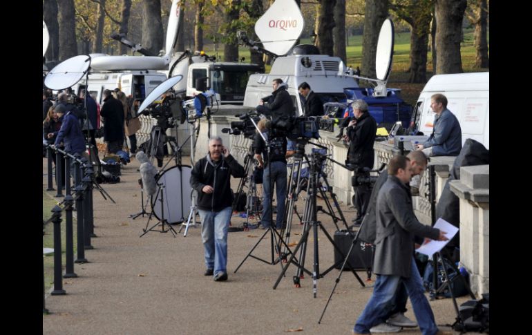 Los medios de comunicación han montado un cerco en Londres, a la espera de que se lleve a cabo la ceremonia nupcial. EFE  /