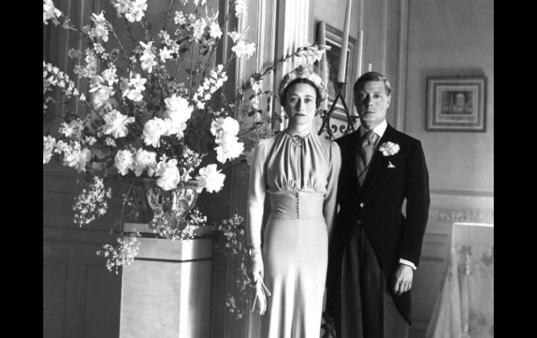 Eduardo VIII (izquierda) abdicó al trono para casarse con la divorciada socialité estadounidense Wallis Simpson. EFE  /