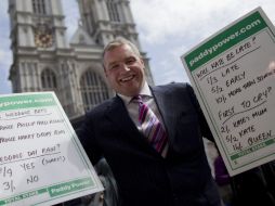 A las afueras de la Abadía de Westminster no han faltado quienes abren pronósticos para la boda. EFE  /