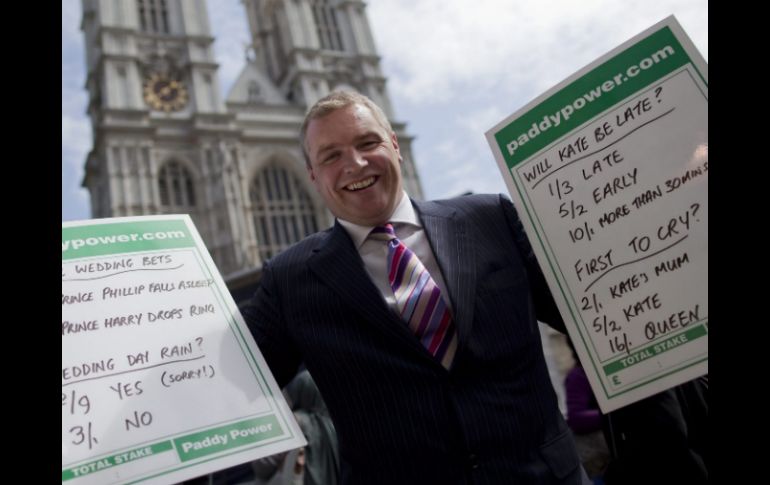 A las afueras de la Abadía de Westminster no han faltado quienes abren pronósticos para la boda. EFE  /