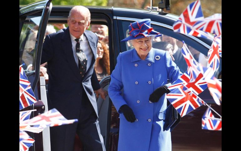 Felipe e Isabel II. Los dos representan la cumbre del poder de la monarquía británica. REUTERS  /