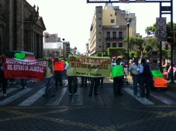 Comerciantes se hacen escuchar en las inmediaciones del Ayuntamiento de Guadalajara. R. GIL  /