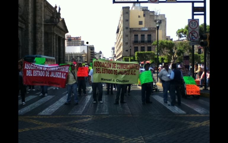 Comerciantes se hacen escuchar en las inmediaciones del Ayuntamiento de Guadalajara. R. GIL  /