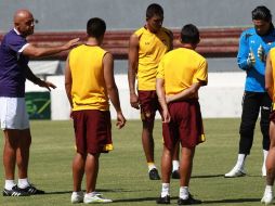 'Chelís' habla con sus jugadores previo al entrenamiento de Estudiantes Tecos. MEXSPORT  /