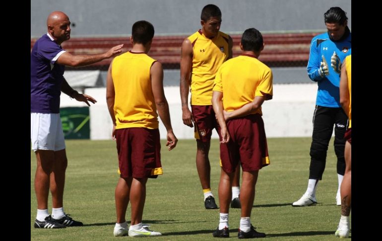 'Chelís' habla con sus jugadores previo al entrenamiento de Estudiantes Tecos. MEXSPORT  /