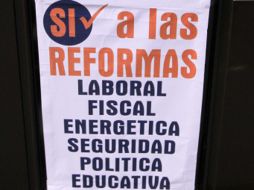 Diputados del Partido Acción Nacional despliegan mantas en demanda de la aprobación de diversas reformas. NTX  /