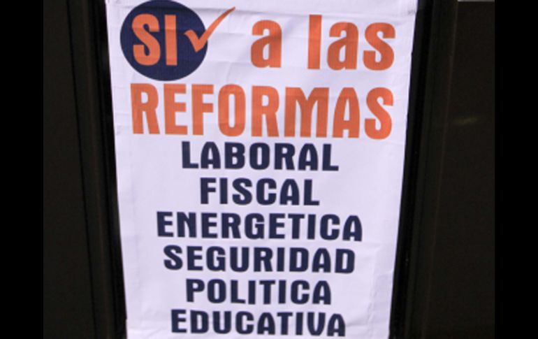 Diputados del Partido Acción Nacional despliegan mantas en demanda de la aprobación de diversas reformas. NTX  /