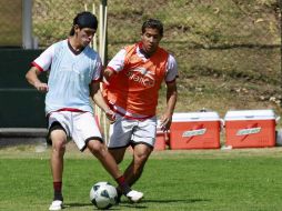 Daniel Arreola defiende un balón ante la marca de Michael Ortega. MEXSPORT  /