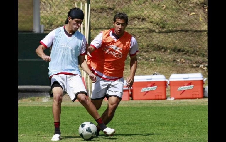 Daniel Arreola defiende un balón ante la marca de Michael Ortega. MEXSPORT  /