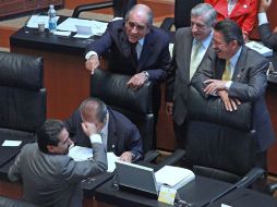 Los senadores Rubén Camarillo (de espaldas) y los perredistas Pablo Gómez, Arturo Nuñéz y Carlos Navarrete. EL UNIVERSAL  /