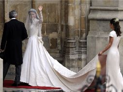 La novia llegó acompañada de su padre a la Abadía. EFE  /