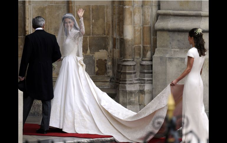 La novia llegó acompañada de su padre a la Abadía. EFE  /