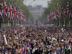 Unas 500 mil personas se congregaron en el Mall, la gran avenida que lleva  al palacio de Buckingham. AP  /