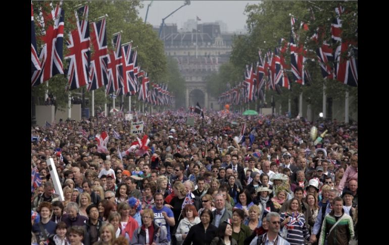 Unas 500 mil personas se congregaron en el Mall, la gran avenida que lleva  al palacio de Buckingham. AP  /