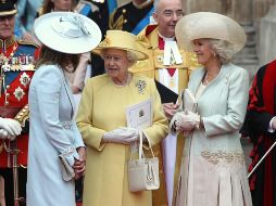 La reina de Inglaterra vestía un traje amarillo prímula y un abrigo de verano a juego. AP  /