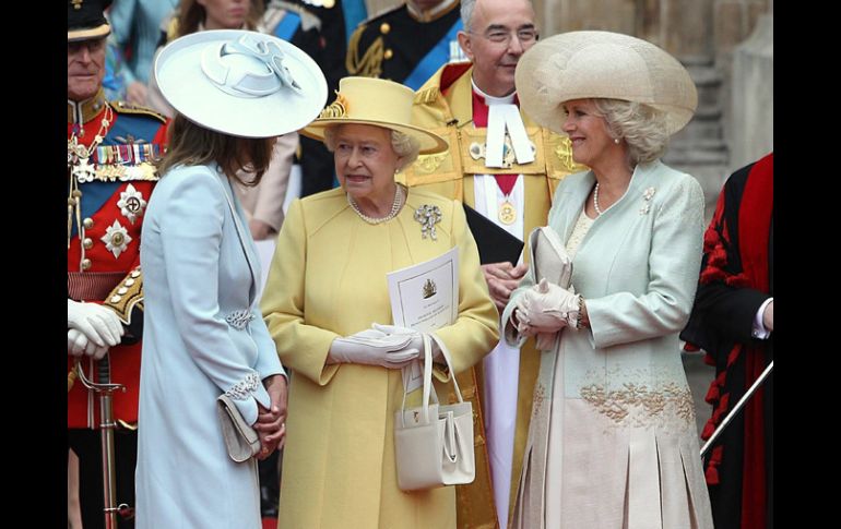 La reina de Inglaterra vestía un traje amarillo prímula y un abrigo de verano a juego. AP  /