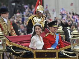 Guillermo y Catalina sobre rumbo al palacio de Buckingham luego de la ceremonia religiosa. EFE  /