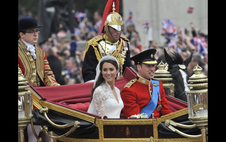 Guillermo y Catalina sobre rumbo al palacio de Buckingham luego de la ceremonia religiosa. EFE  /