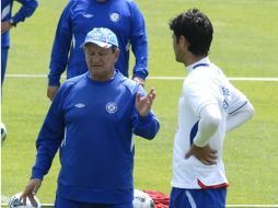 Enrique Meza alista a sus jugadores del Cruz Azul para el partido decisivo. NTX  /