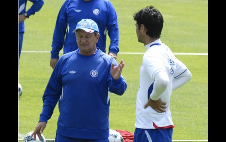 Enrique Meza alista a sus jugadores del Cruz Azul para el partido decisivo. NTX  /