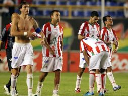 Los jugadores del Necaxa al término de una derrota del equipo en el Torneo Clausura 2011. MEXSPORT  /