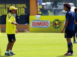 Carlos Reinoso (izq.) el técnico de las Águilas durante entrenamientos. MEXSPORT  /