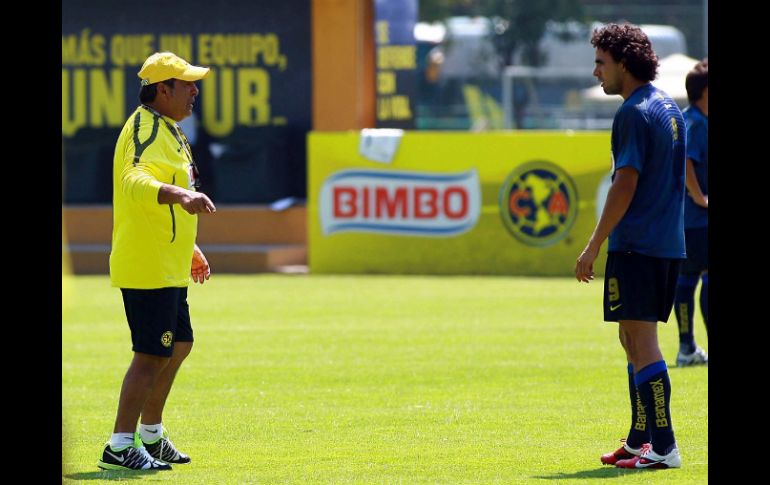 Carlos Reinoso (izq.) el técnico de las Águilas durante entrenamientos. MEXSPORT  /