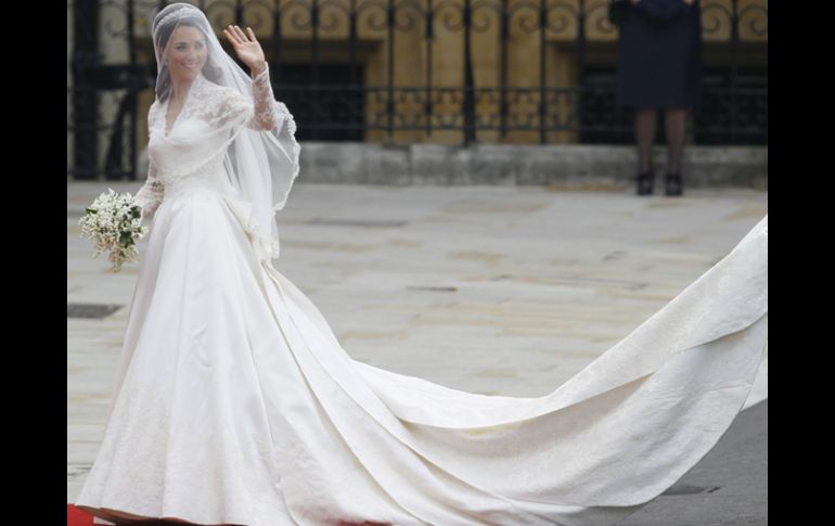 Varios meses de especulación fueron recompensados con una pieza mágica: un elegante vestido en color marfil. AP  /